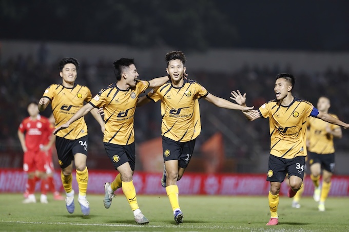 Sự vỡ oà của cầu thủ xứ Thanh khi nâng tỷ số lên 2-1. Ảnh: Anh Khoa 