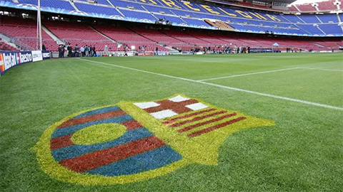 Simone Inzaghi celebrating with his Inter Milan players after beating Barcelona.