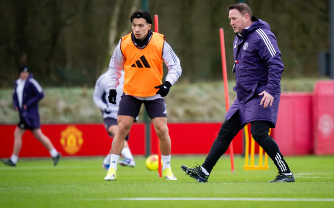 Holland trên sân tập cùng các cầu thủ MU dưới thời Carrick