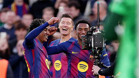 Simone Inzaghi celebrating with his Inter Milan players after beating Barcelona.