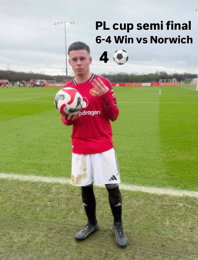 Kai ăn mừng biểu thị cậu vừa ghi 4 bàn