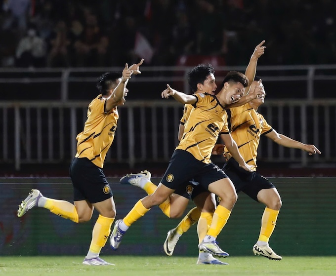 Với chiến thắng ấn tượng này, bấu Đệ đã thưởng đội 300 triệu đồng. Ảnh: Anh Khoa