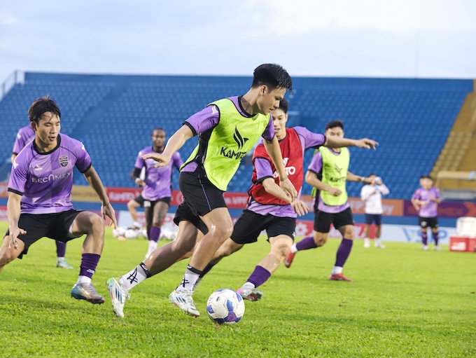 Tấn T trong buổi tập cùng các đồng đội ở Becamex TP.HCM hồi tháng 9/2025. Ảnh: Anh Khoa