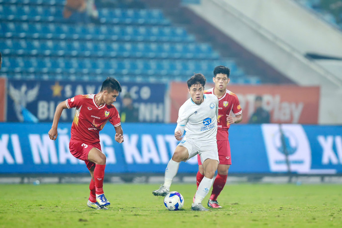 Nam Định (áo trắng) tiếp tục bị cầm hoá. Ảnh - Đức Cường