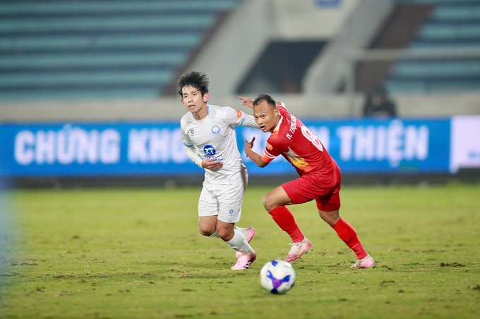 Hà Tĩnh (phải) đã gỡ hoà ở phút 90+7'. Ảnh - Đức Cường