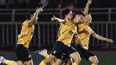 Simone Inzaghi celebrating with his Inter Milan players after beating Barcelona.