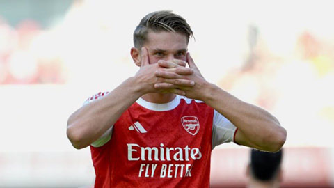Simone Inzaghi celebrating with his Inter Milan players after beating Barcelona.
