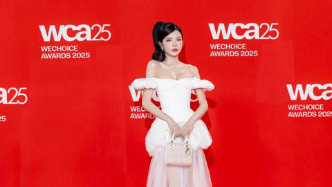 Simone Inzaghi celebrating with his Inter Milan players after beating Barcelona.