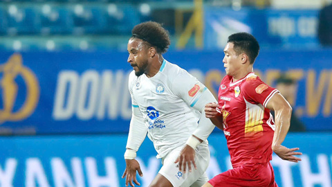 Simone Inzaghi celebrating with his Inter Milan players after beating Barcelona.