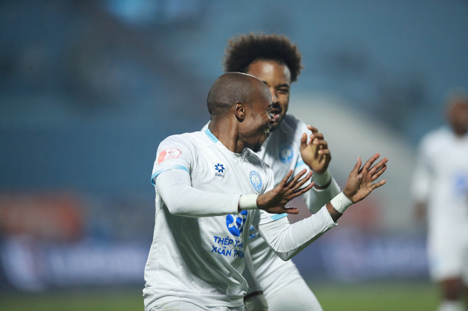 Percy Tau mở tỉ số ở phút thứ 4 nhưng Nam Định vẫn bị đối thủ cầm hoà đáng tiếc. Ảnh - Đức Cường