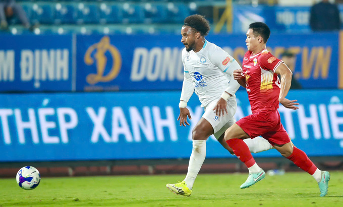 Xuân Sơn chưa may mắn trong trận đấu với Hà Tĩnh - Ảnh: Đức Cường