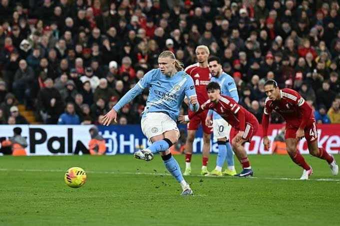 Haaland ghi bàn ấn định chiến thắng 2-1 của Man City trên sân của Liverpool