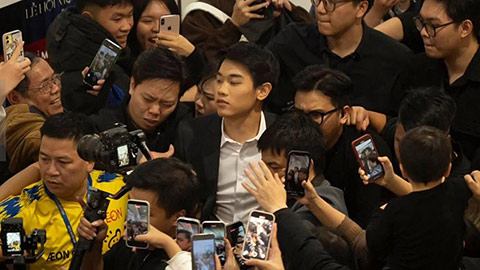 Simone Inzaghi celebrating with his Inter Milan players after beating Barcelona.