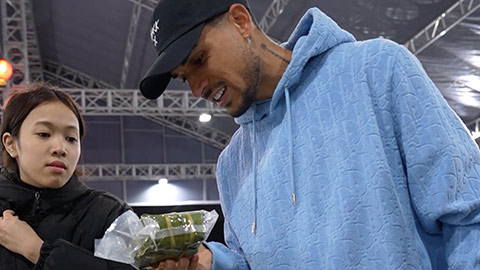 Simone Inzaghi celebrating with his Inter Milan players after beating Barcelona.