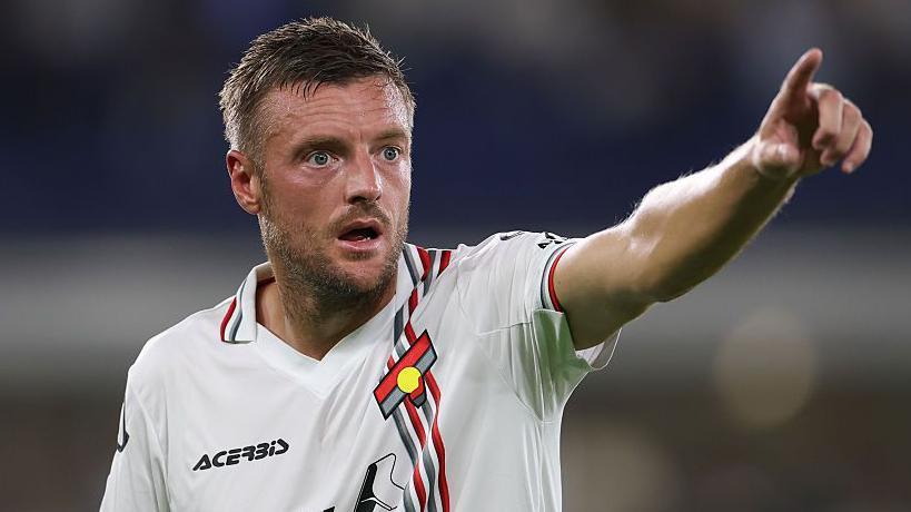 Vardy, 39 tuổi, vẫn đang thi đấu ở Serie A, cùng độ tuổi với Dzeko