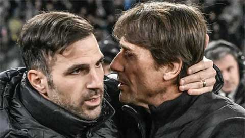 Simone Inzaghi celebrating with his Inter Milan players after beating Barcelona.