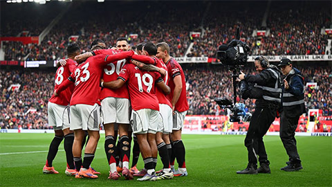 Simone Inzaghi celebrating with his Inter Milan players after beating Barcelona.