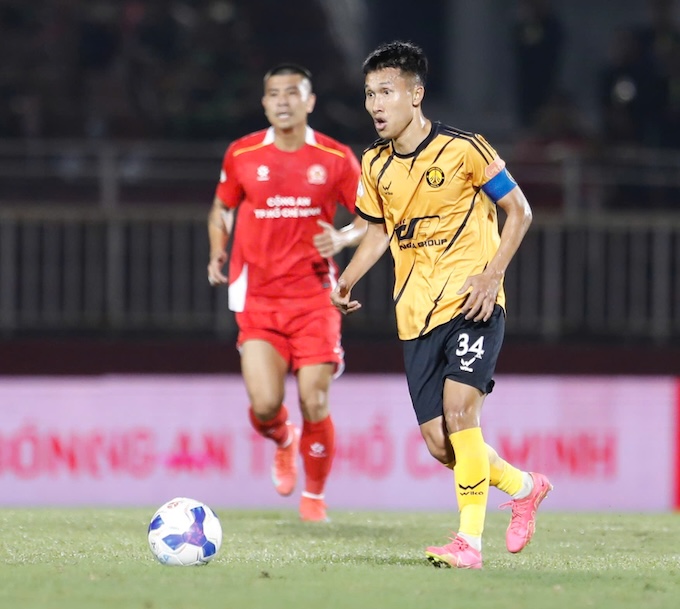 Thủ quân Doãn Ngọc Tân trong trận thắng CATP.HCM. Ảnh: Anh Khoa