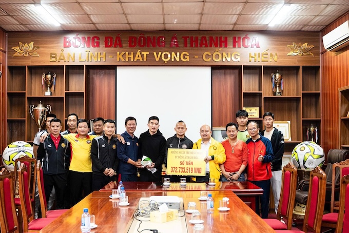Số tiền của người hâm hộ quyên góp tặng đội bóng Thanh Hoá