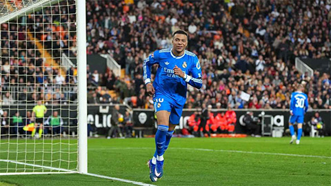Simone Inzaghi celebrating with his Inter Milan players after beating Barcelona.