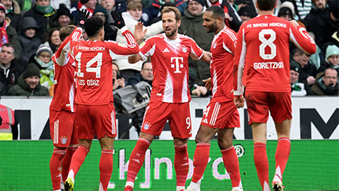 Simone Inzaghi celebrating with his Inter Milan players after beating Barcelona.