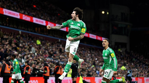 Simone Inzaghi celebrating with his Inter Milan players after beating Barcelona.