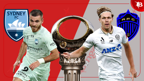 Simone Inzaghi celebrating with his Inter Milan players after beating Barcelona.