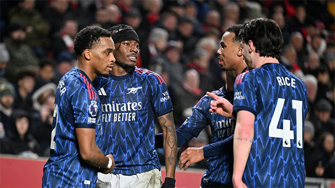 Arsenal đã đánh rơi chiến thắng tại Brentford khiến họ chỉ còn hơn Man City 4 điểm ở cuộc đua vô địch Ngoại hạng Anh