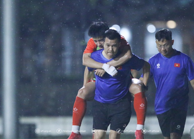 Trước thềm giải đấu, chấn thương rách bắp chân tưởng chừng khiến anh lỡ hẹn – giống người đồng đội Bùi Vĩ Hào nhưng sự kiên nhẫn của HLV Kim Sang Sik cùng ý chí cá nhân đã giúp anh trở lại mạnh mẽ.