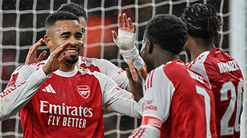  Bóng lăn đêm qua: Arsenal đi tiếp ở FA Cup, Napoli chia điểm với Roma