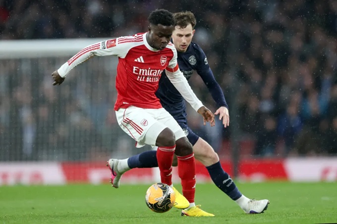 Saka lợi hại ngay cả khi bó vào trung lộ