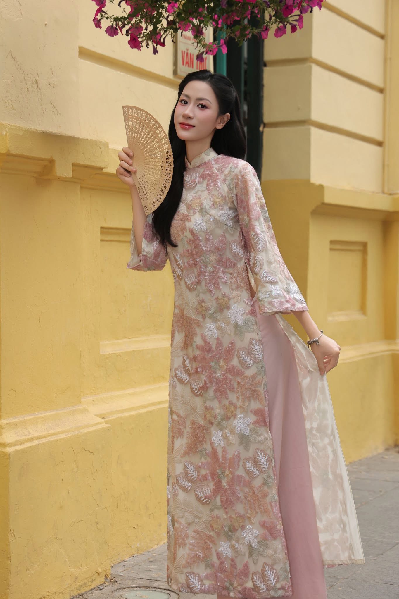 Kiều Trinh tạo dáng cùng áo dài