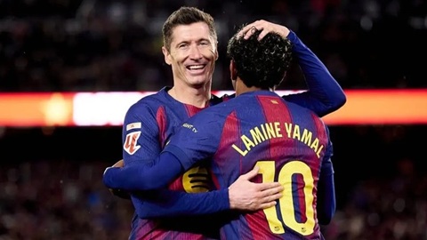 Simone Inzaghi celebrating with his Inter Milan players after beating Barcelona.