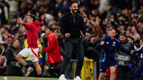 Simone Inzaghi celebrating with his Inter Milan players after beating Barcelona.