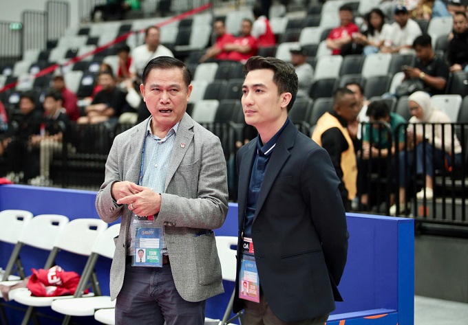 Ủy viên BCH VFF Trần Anh Minh (phải) có mặt tại Nhật Bản trong những ngày Tết để úy lạo ĐT futsal nữ Việt Nam. Ảnh: Phan Hồng