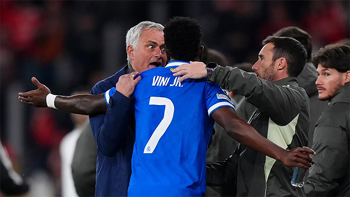HLV Mourinho chỉ trích Vinicius