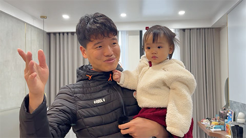 Simone Inzaghi celebrating with his Inter Milan players after beating Barcelona.