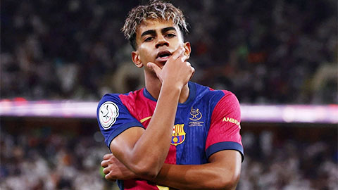 Simone Inzaghi celebrating with his Inter Milan players after beating Barcelona.