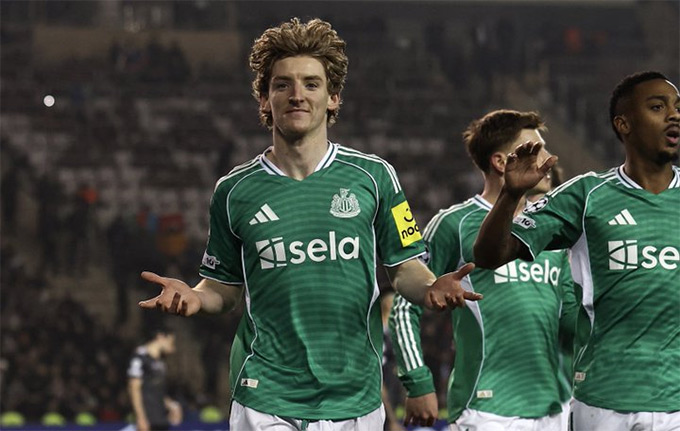 Newcastle nghiền nát Qarabag để đặt một chân vào vòng 1/8