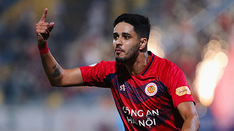 Simone Inzaghi celebrating with his Inter Milan players after beating Barcelona.
