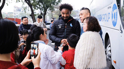Simone Inzaghi celebrating with his Inter Milan players after beating Barcelona.