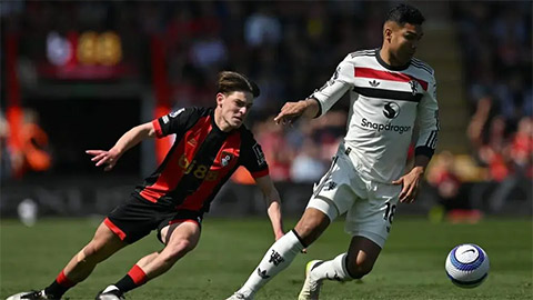 Simone Inzaghi celebrating with his Inter Milan players after beating Barcelona.