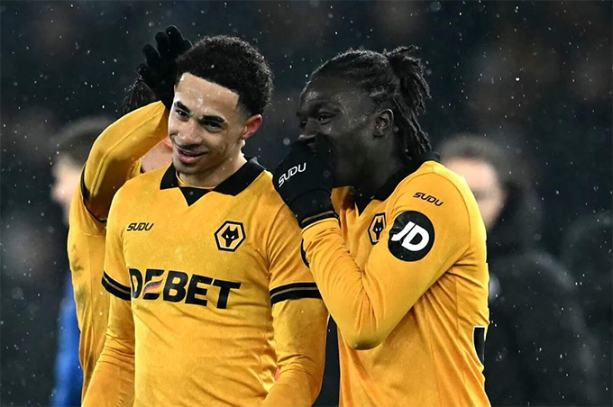 Tom Edozie hiền khô khi ăn mừng bàn thắng