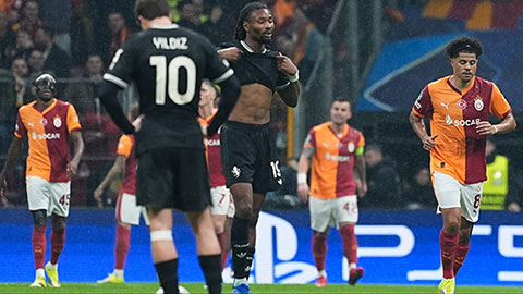 Simone Inzaghi celebrating with his Inter Milan players after beating Barcelona.