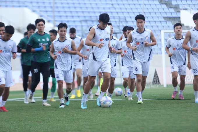 Các cầu thủ Đà Nẵng trong buổi tập khai xuân. Ảnh: FBNV
