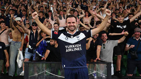 Simone Inzaghi celebrating with his Inter Milan players after beating Barcelona.