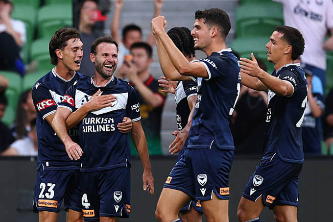 Đồng đội ăn mừng bàn thắng với Mata