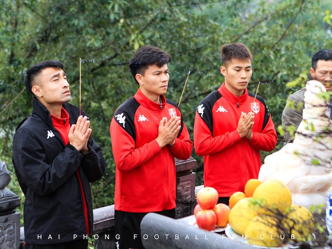 Các cầu thủ Hải Phòng cầu cho một năm bình an và hoàn thành mục tiêu đề ra. Ảnh: FBVN