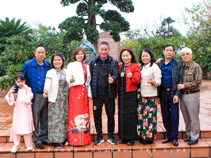 HLV Chu Đình Nghiêm chụp ảnh lưu niệm cùng người hâm mộ tại khu di tích. Ảnh: FBNV