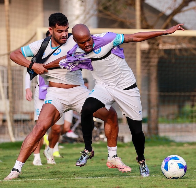 Các cầu thủ Nam Định chuẩn bị cho chuyến lam khách tại Hàng Đẫy. Ảnh: Quang Đương 